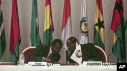 Alassane Ouattara (à dr.) président de la Côte d’Ivoire, la première économie de la zone Uemoa.