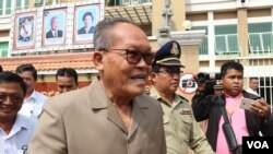 រូបឯកសារ៖ លោក​ គង់ គាំ ​ប្រធាន​កិត្តិយ​ស​គណប​ក្ស​ឆន្ទៈ​ខ្មែរ ​និង​ជា​អតីត​ប្រធាន​គណបក្ស​សម រង្ស៊ី ស្ថិត​នៅ​មុខ​សាលាដំបូង​រាជធានី​ភ្នំពេញ​ នាថ្ងៃទី២៣ ខែមករា ឆ្នាំ២០១៩។
