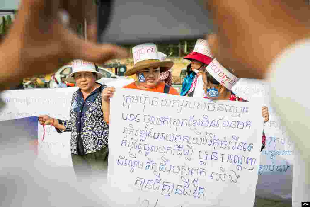អង្គការសង្គមស៊ីវិល ក្រុមសហជីព និងសកម្មជន និងប្រជាពលរដ្ឋនានា ចូលរួមប្រារព្ធទិវាសិទ្ធិមនុស្សអន្តរជាតិ១០ធ្នូ លើកទី៧០, នាទីលានប្រជាធិបតេយ្យ, នៅរាជធានីភ្នំពេញ, នៅថ្ងៃទី១០ ខែធ្នូ ឆ្នាំ២០១៨។ (អូន ឆេងប៉រ/ VOA)