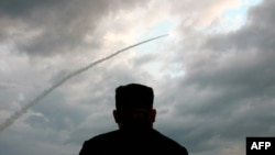 北韓領導人金正恩觀看了最新的新型火箭系統試射。