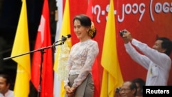 FILE - លោកស្រី​អោង ​សាន​ស៊ូ​ជី ​មេដឹកនាំ​គណបក្ស​ប្រឆាំង​នៃ​ប្រទេស​ភូមា​។