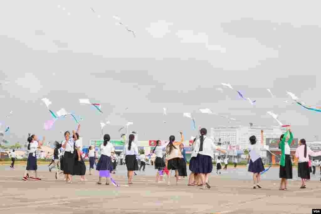 ខ្លែងខ្មែរត្រូវបានដាក់បង្ហាញនៅក្នុងការប្រារព្ធមហោស្រពបង្ហើរខ្លែងខ្មែរ លើកទី២០ នៅឯបរិវេណមជ្ឈមណ្ឌលពិព័រណ៍កោះពេជ្រ ក្នុងរាជធានីភ្នំពេញ កាលពីថ្ងៃទី១៤ ខែធ្នូ ឆ្នាំ២០១៦។ (ហ៊ាន សុជាតា/ VOA) 