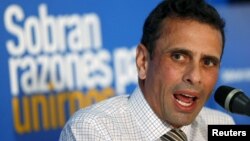 El gobernador de Miranda, Henrique Capriles, habla durante una conferencia de prensa en Caracas.
