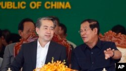 រូបឯកសារ៖ លោក​នាយក​រដ្ឋ​មន្ត្រី ហ៊ុន សែន ​និង​លោក Xiong Bo ឯក​អគ្គរដ្ឋ​ទូត​ចិន​ប្រចាំ​កម្ពុជា ក្នុង​ពិធី​សម្ពោធ​ដាក់​ឲ្យ​ប្រើ​ប្រាស់​ស្ពាន​អាកាស​មួយ​ដែល ផ្តល់​ហិរញ្ញវត្ថុ​ដោយ​ប្រទេស​ចិន កាល​ពី​ដើម​ខែ​កក្កដា ឆ្នាំ​២០១៨។