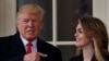 Le président américain Donald Trump en compagnie de sa collaboratrice Hope Hicks devant le Bureau ovale, à Washington D.C., États-Unis, le 29 mars 2018. (Photo: REUTERS/Carlos Barria/archives)