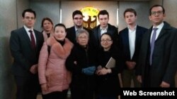 黃琦85歲高齡母親與五國駐成都外交官會晤（維權網照片）