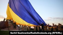 На фото: український прапор розміром 16 на 24 метри розгортають у Києві до у День Державного Прапора України