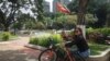 La joven Neycareth Paz, que creó su propia bicicleta eléctrica, conversa con la Voz de América en Caracas, en agosto de 2021. [Foto: VOA/Adriana Núñez Rabascall]