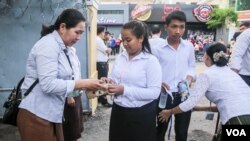 គណៈ​កម្មការ​កម្មវិធី​ប្រលង​ត្រួតពិនិត្យ​បេក្ខជននៃ ​ការប្រលង​មធ្យមសិក្សា​ទុតិយភូមិ នៅ​វិទ្យាល័យ​ព្រះស៊ីសុវត្ថិ​ នៅ​ថ្ងៃ​ច័ន្ទ ទី​២២ ខែសីហា ឆ្នាំ​២០១៦។ ​(ឡេង ឡែន/VOA)