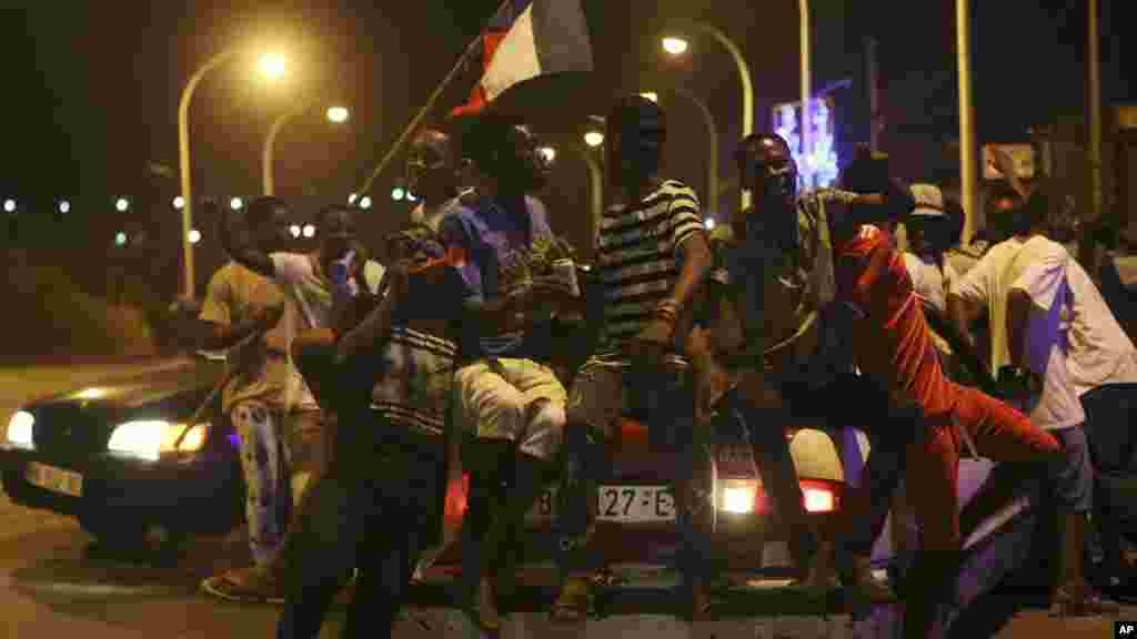 L'ambiance qui règne à Bata avec des supporters.