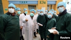 新冠疫情在武漢爆發初期，世衛組織與中國的醫學專家們視察武漢同濟醫院。（2020年2月23日）