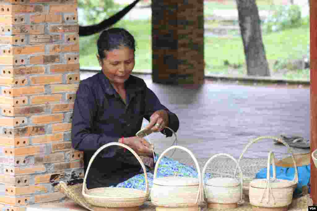 ស្រ្តីជាអ្នកធ្វើនិងលក់វត្ថុអនុស្សាវរីយ៍ធ្វើដោយដៃនៅក្នុងបរិវេណតំបន់ប្រាសាទសំបូរព្រៃគុក ថ្ងៃទី១៣ ខែកក្កដា ឆ្នាំ២០១៧។ (ស៊ុន ណារិន/VOA)