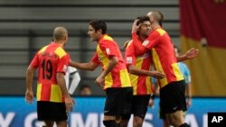 Des joueurs de l'Espérance de Tunis se félicitent après un but au Mondial des clubs, Qatar, Japon, le 11 décembre 2011.