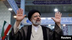 Le candidat présidentiel Ebrahim Raisi après avoir voté lors des élections présidentielles dans un bureau de vote à Téhéran, Iran, le 18 juin 2021.