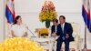 តារា​ភាពយន្តហូលីវូដ Angelina Jolie ស្តាប់​លោក​នាយក​រដ្ឋ​មន្ត្រី ហ៊ុន សែន (ស្តាំ) ក្នុង​កិច្ច​ជំនួប​មួយ​នៅ​វិមាន​សន្តិភាព​នៅ​រាជធានី​ភ្នំពេញ កាល​ពី​ថ្ងៃ​ព្រហស្បតិ៍ ទី១៧ ខែ​កញ្ញា ឆ្នាំ​២០១៥។ លោក​ស្រី Angelina Jolie បាន​​ចាប់​ផ្តើម​គម្រោង​ថត​ខ្សែ​ភាពយន្ត​របស់​ក្រុមហ៊ុន Netflix របស់​អាមេរិក ដែល​ខ្សែភាព​យន្ត​នេះផ្អែក​​លើ​សៀវភៅ «‍មុនដំបូងខ្មែរ​ក្រហម​សម្លាប់​ប៉ា​​របស់​ខ្ញុំ៖ ការ​ចងចាំ​របស់​កុមារី​កម្ពុជា​ម្នាក់» ដែល​ជា​សៀវភៅ​ប្រវត្តិ​ផ្ទាល់​ខ្លួន​របស់​លោកស្រី លឿង អ៊ឹង ដែល​រៀបរាប់​អំពី​កុមារភាព​របស់​លោកស្រី​ក្នុង​អំឡុង​របប​ខ្មែរ​ក្រហម។ (AP/Heng Sinith)