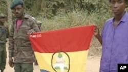 Rebeldes da FLEC-FAC mostrando a bandeira do movimento independentista