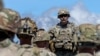 На фото, отриманому від армії США 30 липня 2023 р., генерал-майор США Джозеф Раян, командувач 25-ї піхотної дивізії в казармах Шофілд, Гаваї, під час розмови зі своїми військами у неназваній локації. Matthew Mackintosh/US ARMY/AFP