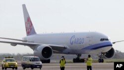 2021年6月20日，一架華航貨機運載來自美國孟菲斯的 COVID-19疫苗抵達台北桃園機場。 （台灣疾病控制中心/美聯社）