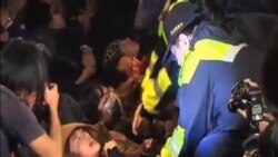 台灣防暴警察將抗議者逐出行政院