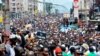Foule à l'inhumation de deux opposants tués par les forces de l'ordre en Guinée