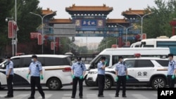 中國警察在被關閉的北京新發地農產品批發市場的入口處站崗。（2020年6月13日）