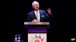 លោក Najib Razak (ខាងលើ) នាយករដ្ឋ​មន្រ្តី​នៃ​ប្រទេស​ម៉ាឡេស៊ី​បាន​អំពាវនាវ​ដល់​មេដឹកនាំ​តំបន់​អាស៊ី​អាគ្នេយ៍​ឲ្យ​រួប​រួម​គ្នា​ដើម្បី​ប្រយុទ្ធ​​នឹង​ពួក​សង្រ្គាម​សាសនា។