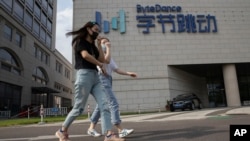 2020年8月7日戴著口罩的行人走過TikTok北京總部大樓