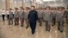 金正恩在官方電視畫面中似乎跛腳上台