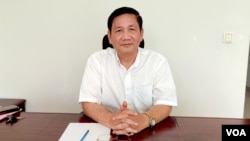 រូបឯកសារ៖ លោក ថាច់ សេដ្ឋា អនុប្រធាន និងជាអ្នកនាំពាក្យរបស់គណបក្សភ្លើងទៀន ផ្តល់បទសម្ភាសន៍ដល់វីអូអេនៅទីស្នាក់ការកណ្តាលគណបក្ស ក្នុងខណ្ឌសែនសុខ រាជធានីភ្នំពេញ កាលពីថ្ងៃទី១២ ខែមករា ឆ្នាំ២០២២។ (ណឹម សុភ័ក្រ្តបញ្ញា/វីអូអេ)