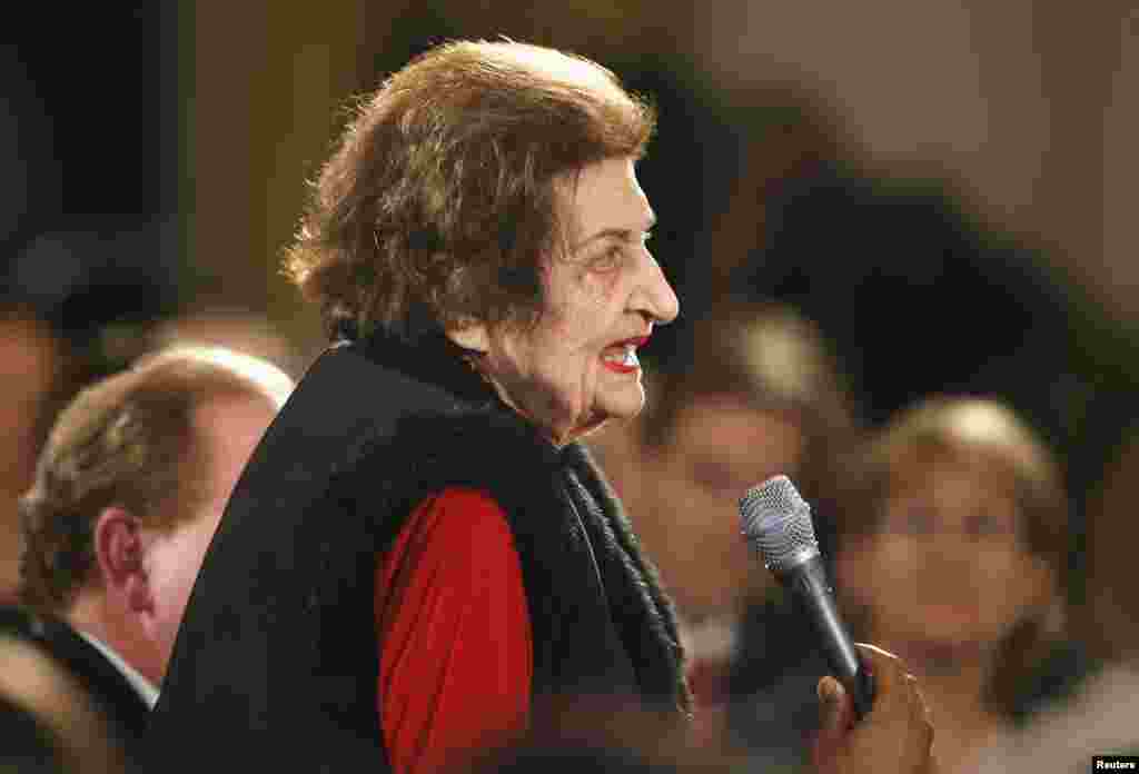 Ağ Evin veteran jurnalisti Helen Tomas ABŞ prezidenti Barak Obamanın Ağ Evin Şərq otağıdan mətbuat konfransı zamanı sual verir, 9 fevral, 2009-cu il.