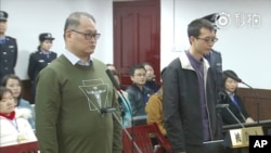 視頻截圖顯示台灣人權工作者李明哲（左）在中國湖南岳陽中級法院出庭（2017年11月28日）。法庭一審宣判李明哲犯有“顛覆國家政權”罪，判處判5年徒刑。