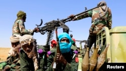 Des forces armées patrouillent à Tabit village au nord du Darfuur, le 20 novembre 2014.