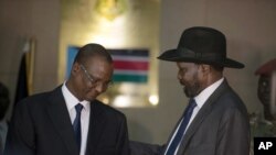 Le vice-président sud-soudanais Taban Deng Gai, à gauche, parle avec le président Salva Kiir, à droite, dans le palais présidentiel à Juba, Soudan du sud, le 26 juillet 2016.