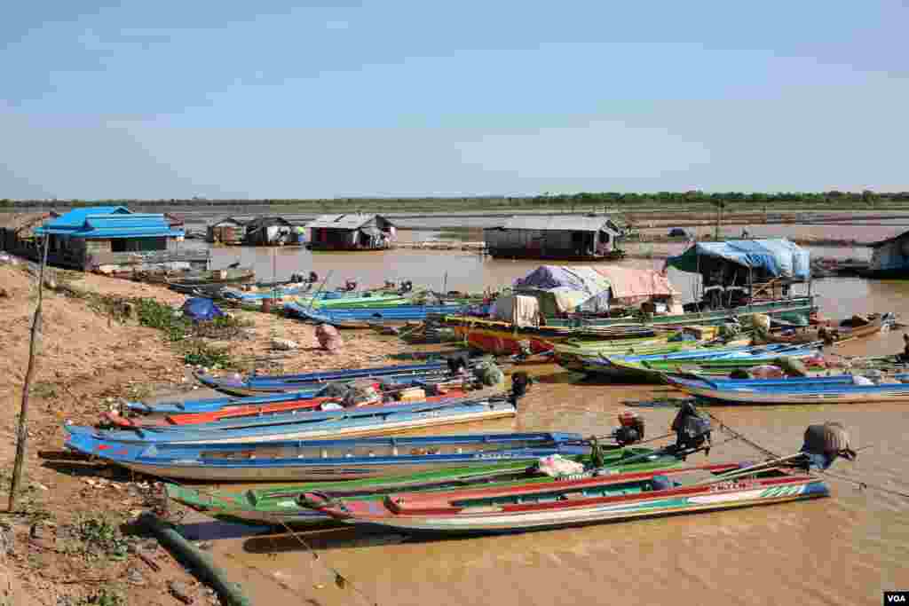 ទូកតូចៗចតនៅក្បែរច្រាំងរបស់ប្រជានេសាទ នៅឃុំចុងឃ្នាស ខេត្តសៀមរាប កាលពីថ្ងៃទី៤ ខែធ្នូ ឆ្នាំ២០១៥។ ចុងឈ្នាសគឺជាភូមិបណ្តែតទឹកស្ថិតនៅជ្រុងម្ខាងនៃបឹងទន្លសាប ដែលមានប្រជាជនភាគច្រើនជាអ្នកនេសាទ។ (នូវ ពៅលក្ខិណា/VOA) 