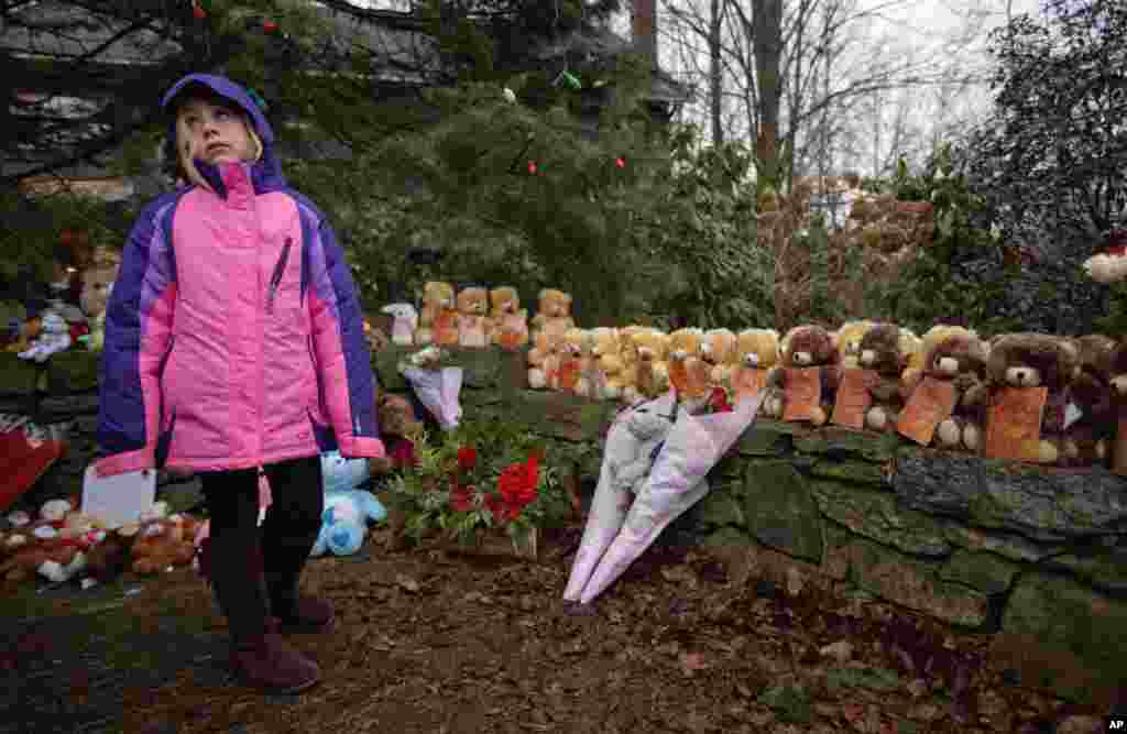 Ava Staiti, 7 ans, de New Milford, dans le Connecticut, et sa mère, Emily Staiti, ont visité un mémorial dédié aux victimes du massacres