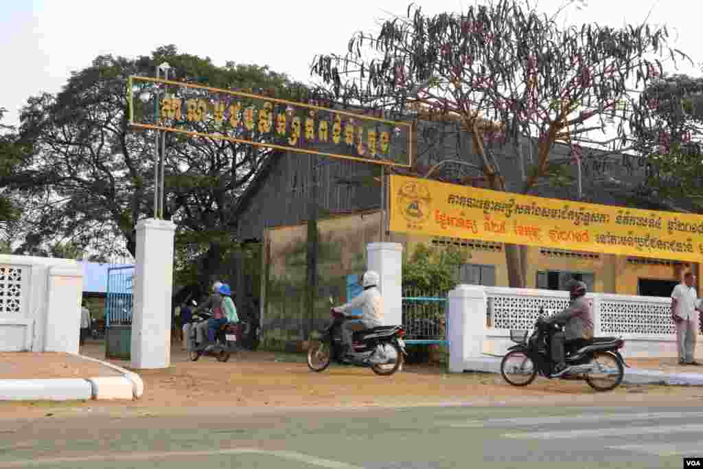 ទិដ្ឋភាពនៃដំណើរការបោះឆ្នោតព្រឹទ្ធសភា នៅមណ្ឌលបោះឆ្នោតសាលាបឋមសិក្សាកំពង់ធំក្រុង ក្នុងខេត្តកំពង់ធំ នាព្រឹកថ្ងៃអាទិត្យ ទី២៥ ខែកុម្ភៈ ឆ្នាំ២០១៨។ (ស៊ុន ណារិន/VOA)