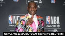 Dikembe Mutombo pose pour des photos après avoir remporté le Sager Strong Award, le 25 juin 2018 à Santa Monica, en Californie.