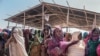 Les gens se rassemblent pour une distribution de nourriture au camp de personnes déplacées de Farbudo, à Gode, dans le sud-est de l’Éthiopie, le 27 janvier 2018.