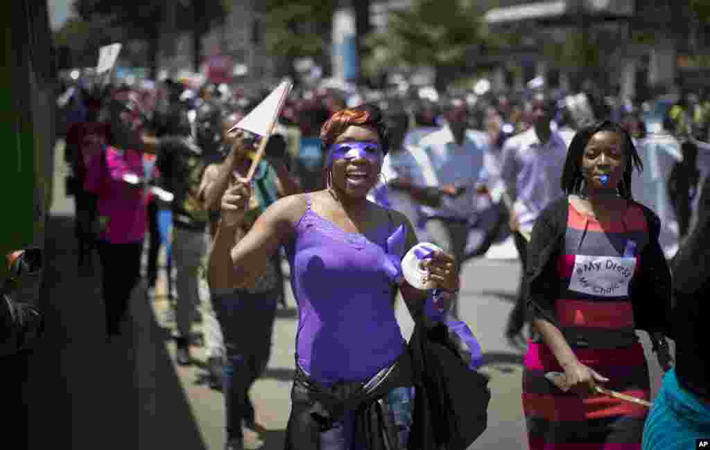 Des kenyanes protestent pour le droit de porter des vêtements selon leur choix, lors d'une manifestation dans le centre de Nairobi, au Kenya lundi 17 novembre 2014. Un récent incident au cours duquel une foule d'hommes a entouré une femme et déchiré les vêtements de cette dernière, la laissant nue sur la rue en face d'un arrêt de sous prétexte qu'elle était mal habillée, est une de ces nombreuses vidéos qui ont circulé en ligne ces derniers jours causant une vague de colère qui a incité environ 1000 manifestants, dont un certain nombre d'hommes appuyant la cause des femmes, à marcher lundi dans les rues de Nairobi. (AP Photo / Ben Curtis)