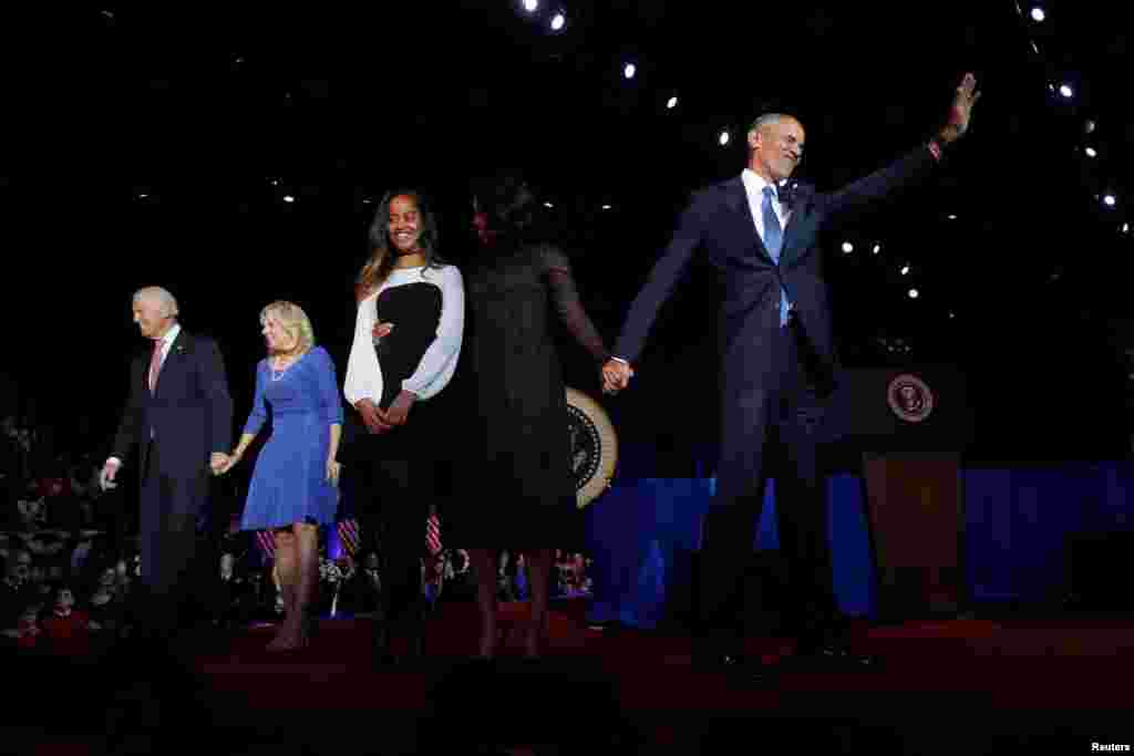 ស្រ្តីទី១ អ្នកស្រី Michelle Obama និងកូនស្រី Malia ឡើងទៅកាន់វេទិកាជាមួយប្រធានាធិបតីបារ៉ាក់ អូបាម៉ា រួមទាំងលោកអនុប្រធានាធិបតី Joe Biden និងភរិយា Jill Biden បន្ទាប់ពីលោកអូបាម៉ាបានបញ្ចប់សេចក្តីថ្លែងចុងក្រោយនៅសណ្ឋាគារ McCormick Place ទីក្រុង Chicago កាលពីថ្ងៃទី១០ មករា ២០១៧។