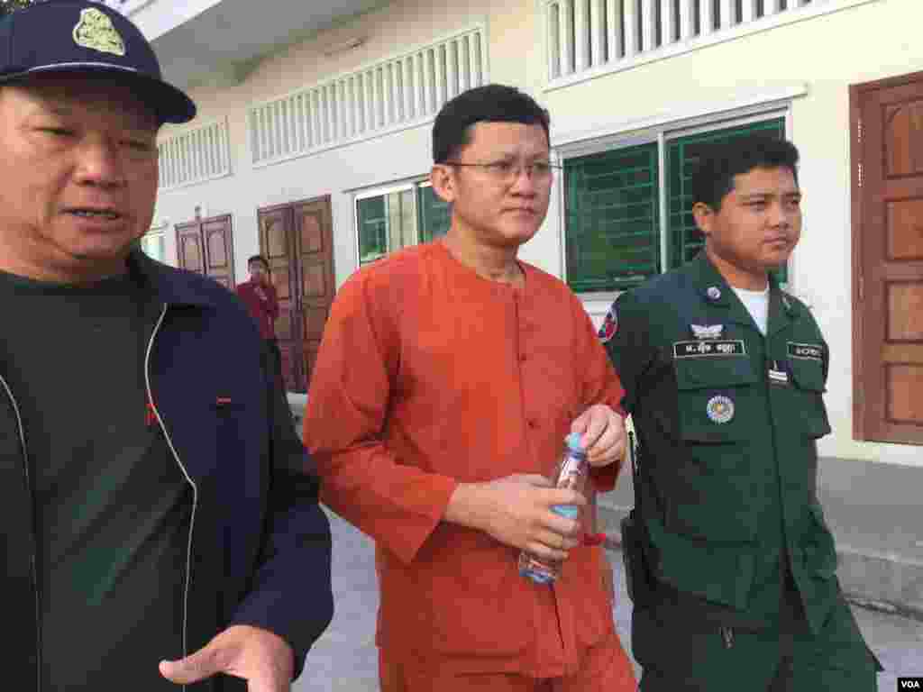 លោក នី ចរិយា អគ្គលេខាធិការរងគណៈកម្មាធិការជាតិរៀបចំការបោះឆ្នោត ដែលត្រូវបានតុលាការឃុំខ្លួនបណ្តោះអាសន្នពាក់ព័ន្ធនឹងសំណុំរឿងសូកប៉ាន់សាក្សី ត្រូវបានសមត្ថកិច្ចបណ្តើរចូលសវនាការ នៅរាជធានីភ្នំពេញ កាលពីថ្ងៃទី១១ ខែវិច្ឆិកា ឆ្នាំ២០១៦។