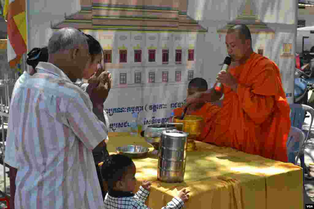 ទិដ្ឋភាពទូទៅនៅថ្ងៃកាន់បិណ្ឌទីពីរនៃពិធីបុណ្យភ្ជុំបិណ្ឌ នៅវត្តកោះ ក្នុងក្រុងភ្នំពេញ ថ្ងៃអង្គារ ទី២៦ ខែកញ្ញា ឆ្នាំ២០១៨។ (ណឹម សុភ័ក្រ្តបញ្ញា/VOA)