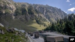 資料照：印度軍車車隊在印度與中國邊界拉達克地區的公路上行進（2020年9月20日）。兩國軍隊曾為爭奪拉達克地區的控制權而發生摩擦。