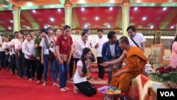 កម្រង​រូបភាពVOA៖ ពលករ​ខ្មែរ​ប្រារព្ធ​ពិធី​បុណ្យ​ភ្ជុំ​បិណ្ឌ​នៅ​ក្រុង​បាង​កក​​ដោយ​សារ​មិនមាន​សោហ៊ុយ​មក​កម្ពុជា