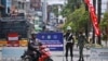 Sejumlah tentara menjaga penyekatan PPKM darurat untuk meredam penyebaran pandemi COVID-19 di Medan, Sumatera Utara, Kamis, 15 Juli 2021. (Foto: Binsar Bakkara/AP)