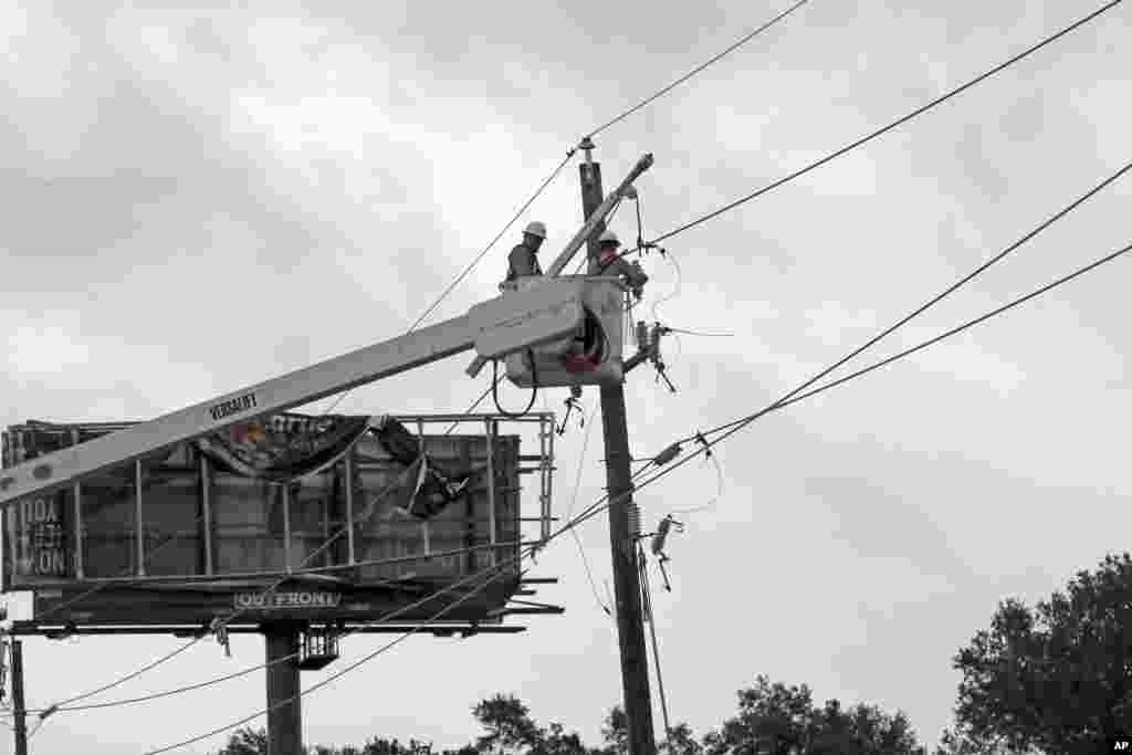 Des techniciens travaillent sur les lignes électriques familiale après l’ouragan Harvey a Katy, Texas, 26 août 2017.
