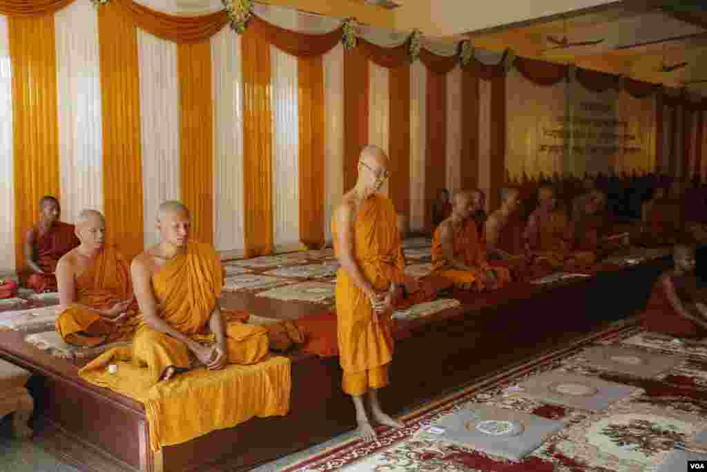 ព្រះសង្ឃធ្វើសមាធិកម្មដ្ឋាននៅក្នុងវិហារដែលជាផ្នែកមួយនៃពិធីវិបស្សនាអន្តរជាតិ នៅវត្តរាជបូព៌ ក្នុងខេត្តសៀមរាប កាលពីថ្ងៃទី២៥ ខែមេសា ឆ្នាំ២០១៧។ (ស៊ុន ណារិន/VOA)