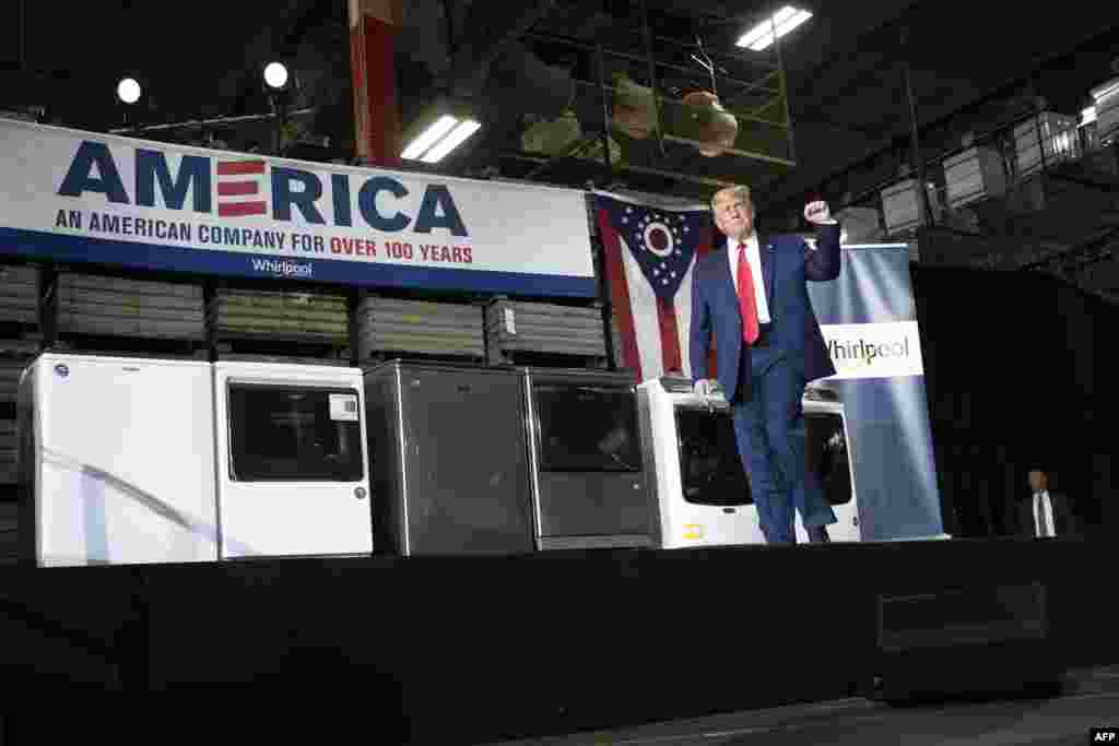 លោកប្រធានាធិបតី Donald Trump លើកដៃ ខណៈលោកឡើងថ្លែងសុន្ទរកថា បន្ទាប់ពីលោកបានធ្វើទស្សនកិច្ច នៅរោងចក្រ Whirlpool Corporation នៅទីក្រុង Clyde រដ្ឋ Ohio ថ្ងៃទី ៦ ខែសីហា ឆ្នាំ២០២០។