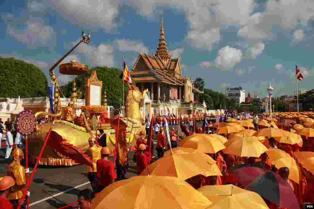 ព្រះរាជពិធីដង្ហែព្រះរាជគោរមងារកិត្តិយស "ព្រះស្រីលោកធម្មិករាជ" ថ្វាយព្រះមហាក្សត្រសម្ដេចព្រះបរមនាថ នរោត្ដម សីហមុនី នាព្រឹកថ្ងៃទី៣ មិថុនា ២០១៥ នៅមុខព្រះបរមរាជវាំង។