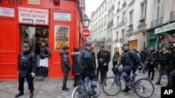 Французькі поліцейські патрулюють вулицю в центрі єврейського кварталу, 12 січня 2015 р. 